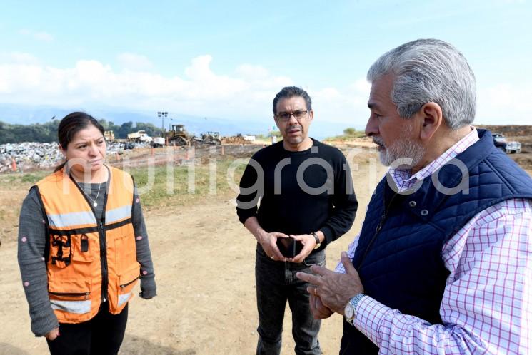 El presidente municipal Alberto Islas Reyes realizó un recorrido por el Relleno Sanitario de Xalapa para verificar la operación de este sitio, donde diariamente se depositan 450 toneladas de desechos sólidos urbanos.