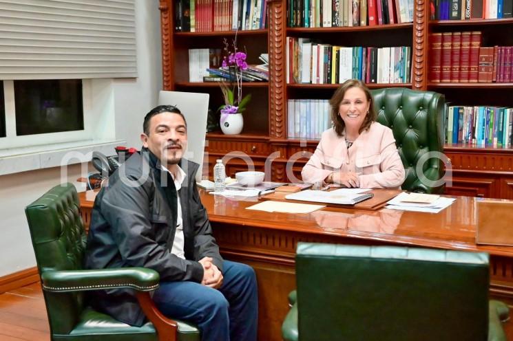 La gobernadora de Veracruz, Rocío Nahle García recibió al exdiputado local y actual delegado federal de Bienestar en la entidad, Juan Javier Gómez Cazarín.