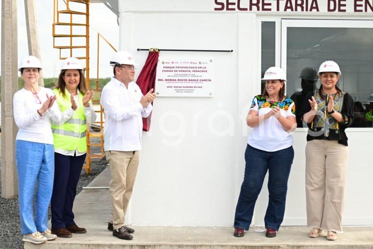 En su primera gira en la zona norte como gobernadora de Veracruz, Rocío Nahle García supervisó los trabajos de la planta solar ubicada en el libramiento Pánuco.