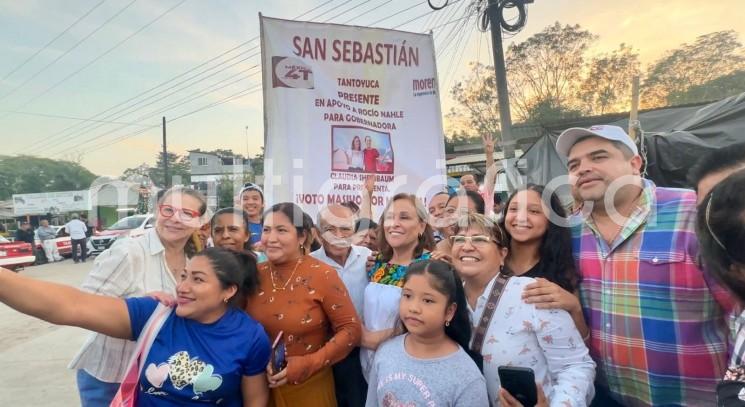 De camino a Tepetzintla, donde continuó con su agenda de trabajo por la zona norte, la gobernadora Rocío Nahle García hizo una parada en la comunidad de San Sebastián, donde fue recibida con porras y muestras de apoyo: ¡Es un honor estar con Nahle hoy!.