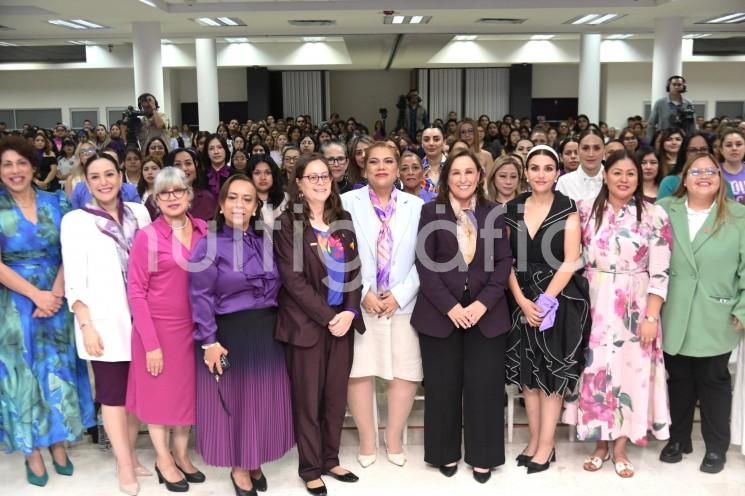 “Hoy, juntas, reafirmamos nuestro compromiso con las mujeres de Veracruz”, dijo la Titular del Poder Judicial, ante la presencia de Magistradas, Magistrados, estudiantes, Juezas, Jueces, funcionarias, funcionarios públicos de los diversos órdenes de Gobierno y público en general.
